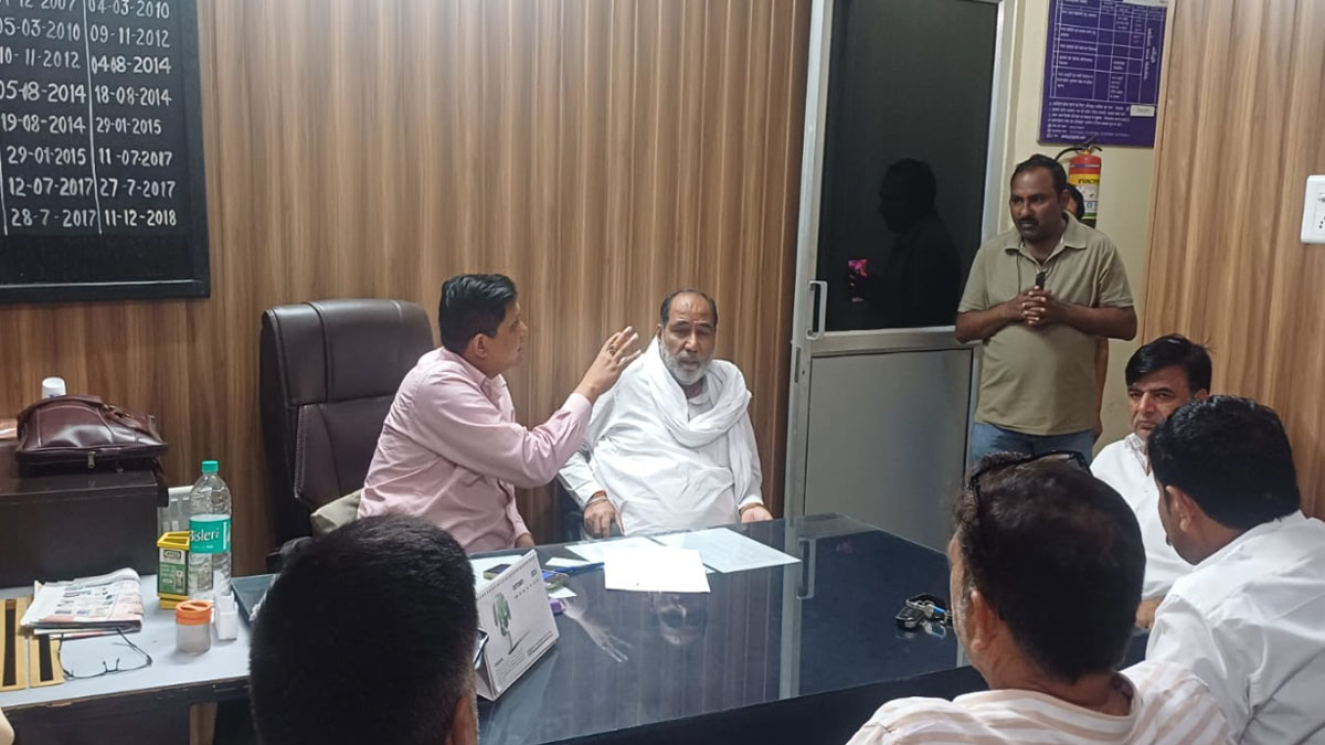 bku road group held the assistant sugarcane commissioner hostage
