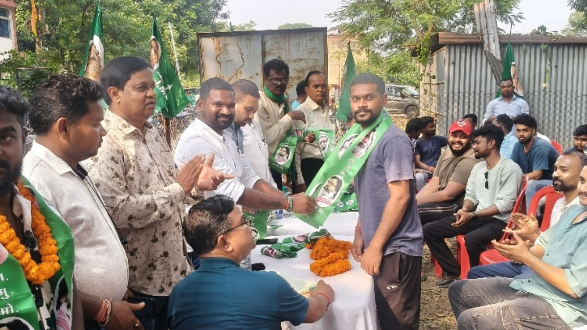 jharkhand politics hundreds of youths join jmm in jadugora bjp stronghold shaken