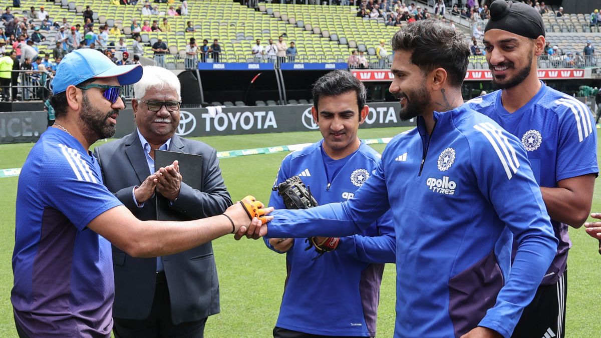 ind vs aus 1st odi nitish kumar reddy odi debut receives cap from rohit sharma kuldeep yadav drop team india playing xi perth