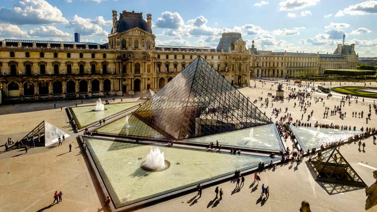 louvre museum paris jewelry theft museum closed after robbery