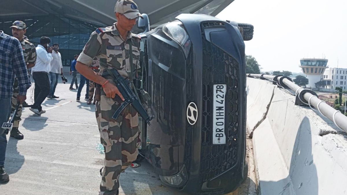 car accident at patna airport passengers safe after vehicle overturns