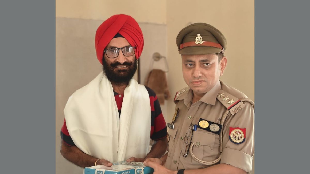 sho distributes diwali sweets to retired policemen at their homes