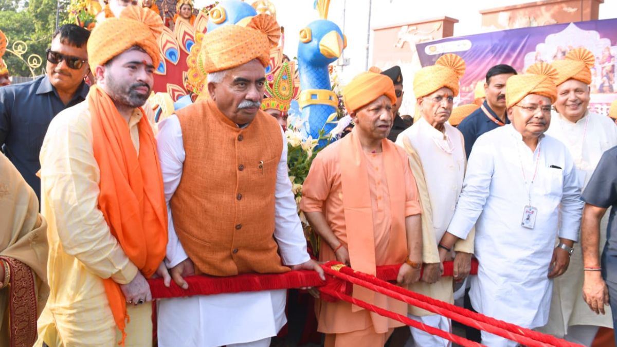 ayodhya bathed in light of lamps chief minister yogi pulled chariot of lord shri ram