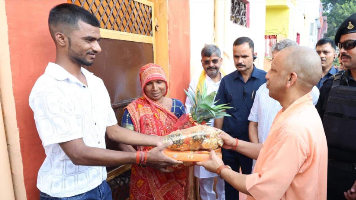 yogi adityanath celebrates diwali with valmiki samaj in ayodhya