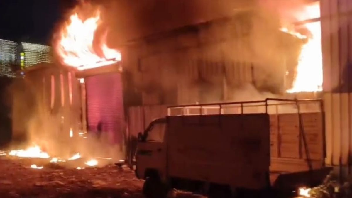 a massive fire broke out at a dabba factory in chandigarh causing widespread panic eight fire brigade vehicles were present at the scene