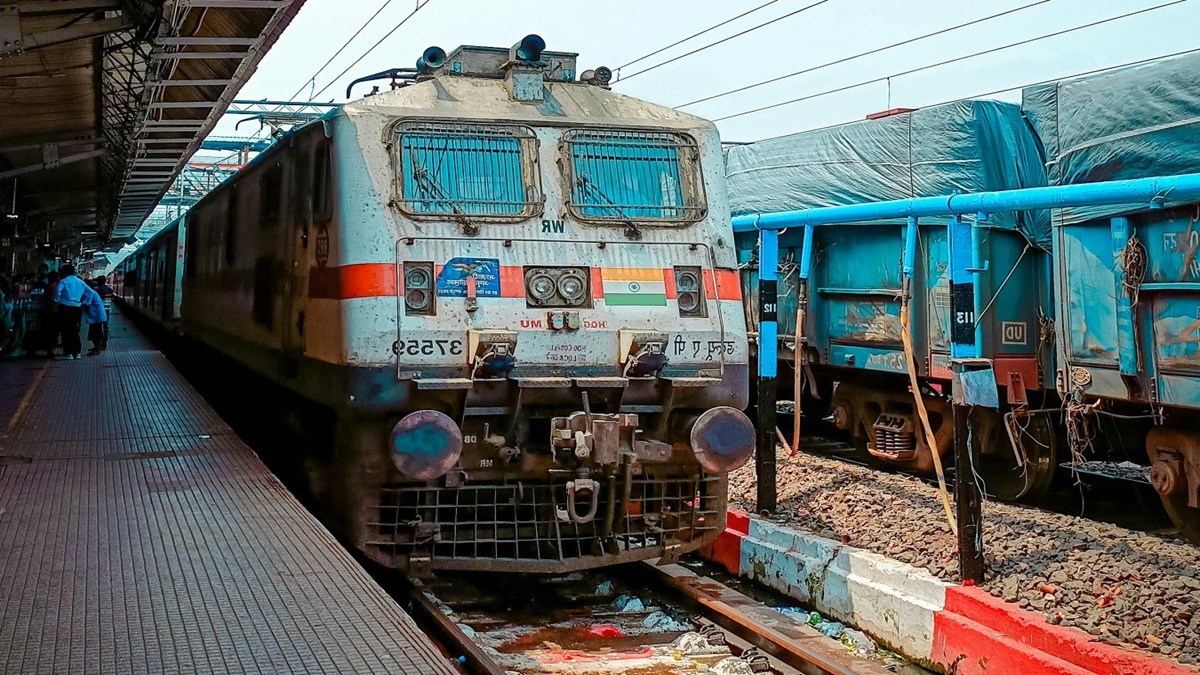 indian railways irctc aadhaar authentication mandatory new rule process