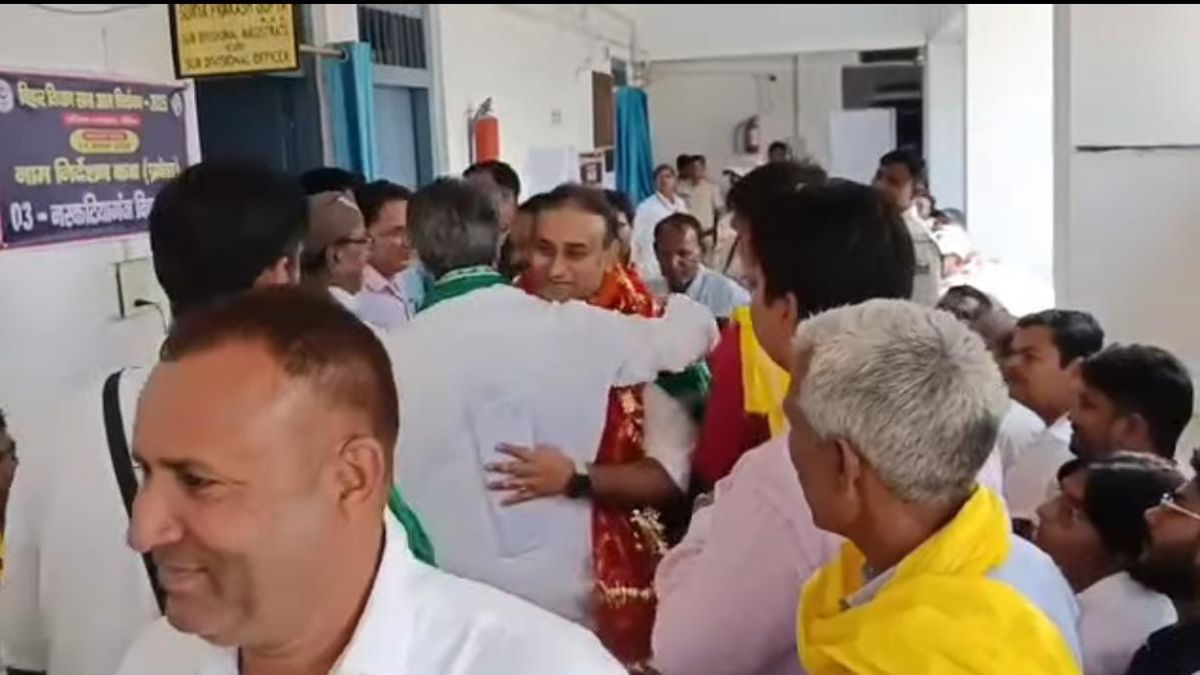 rjd and congress candidates embraced each other in narkatiaganj assembly seat and began battle in election