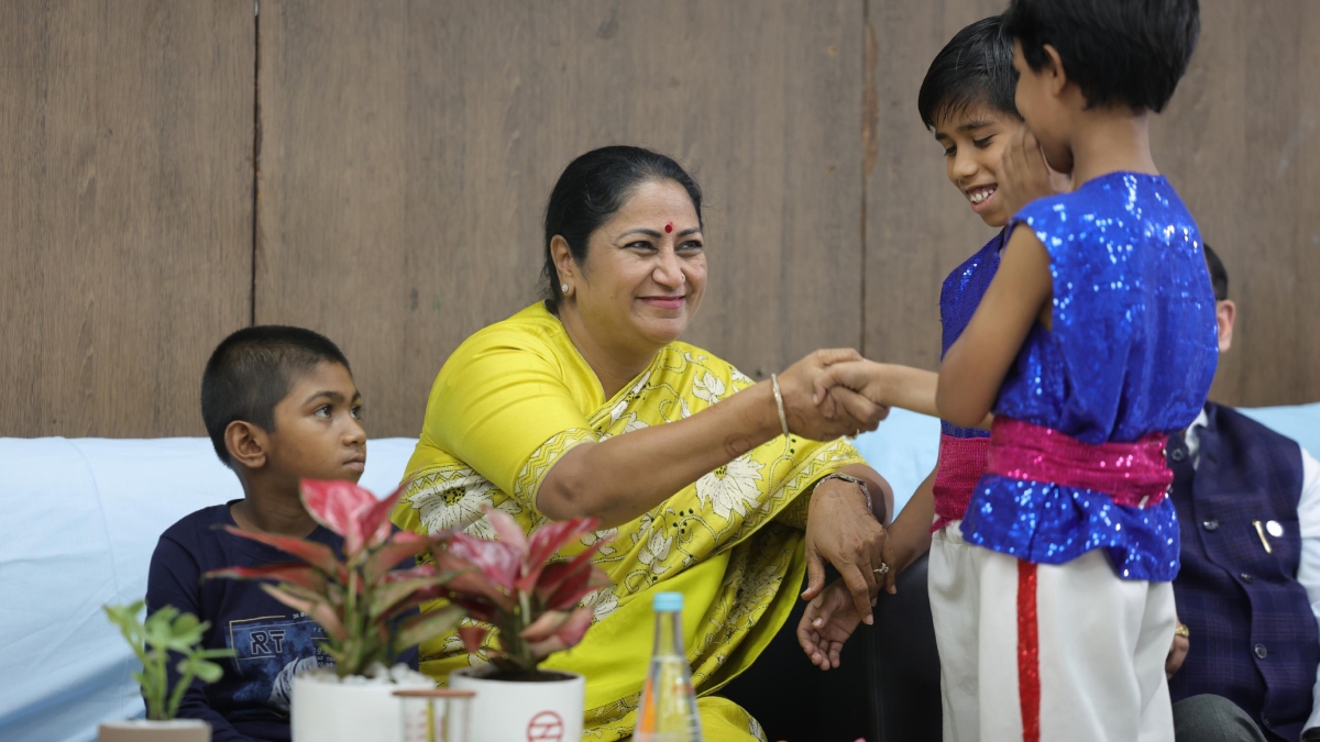 cm rekha gupta celebrates diwali with orphan children