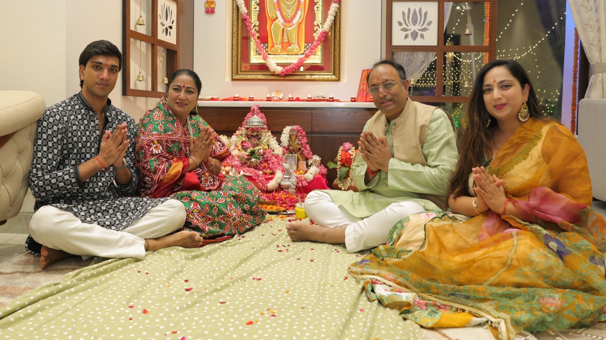 cm rekha gupta celebrates diwali with family greets delhi residents