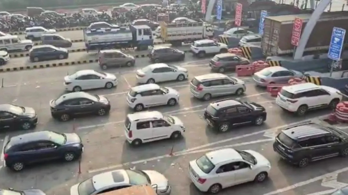 jewar toll plaza traffic holiday rush causes congestion on yamuna expressway