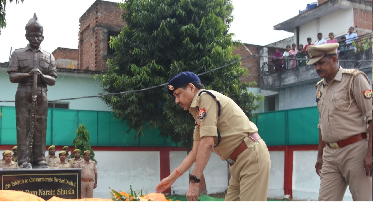 woman constable dies after falling from bike in unnao up