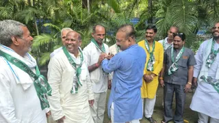 कार्यकर्ताओं को पार्टी की सदस्यता मंत्री अशोक चौधरी। (जागरण)