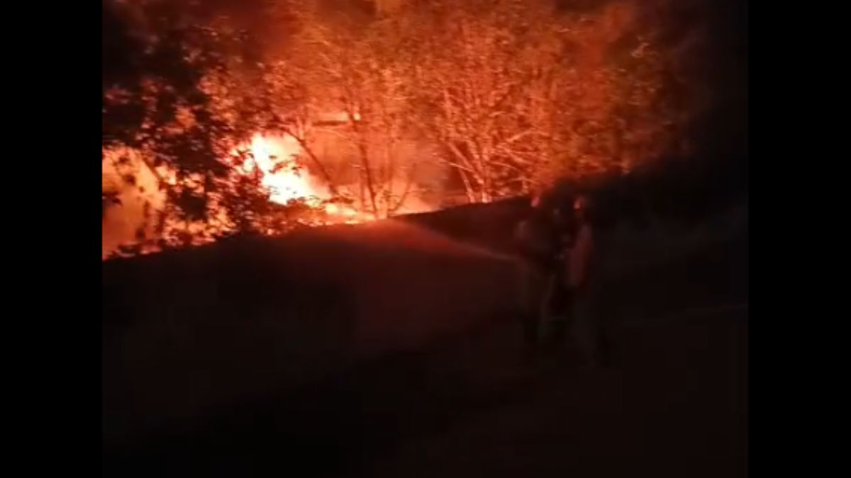 massive fire in narela industrial area delhi on diwali evening