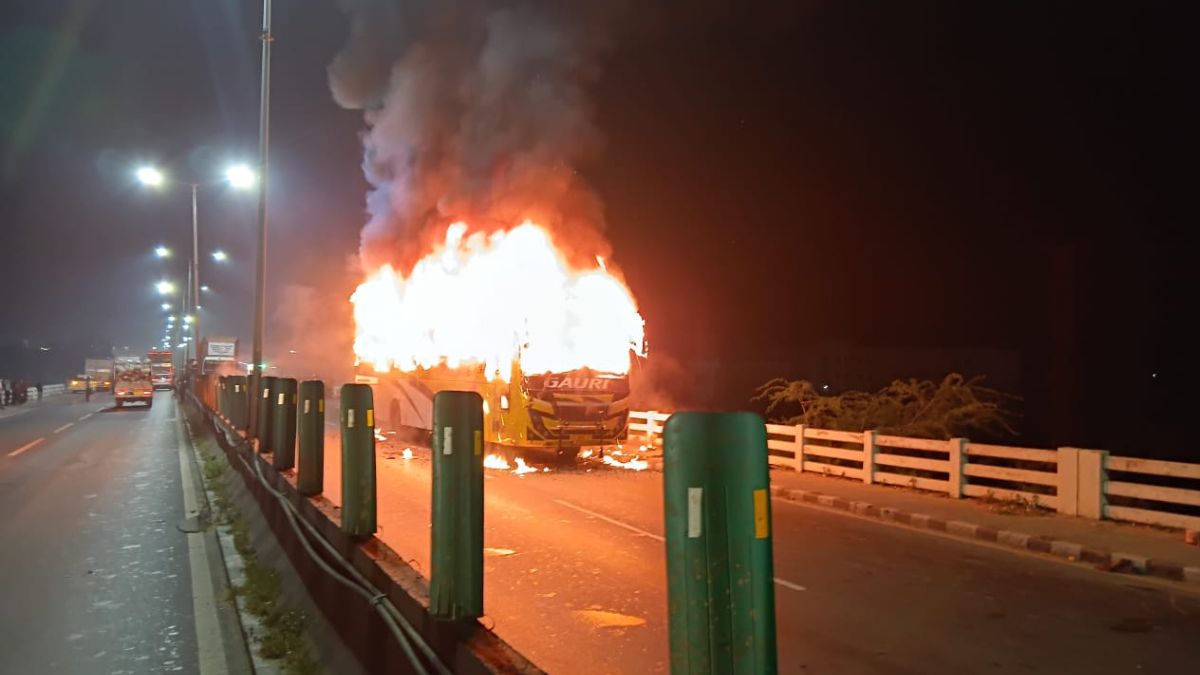 fire breaks out in a moving bus passengers jump to save their lives one injured