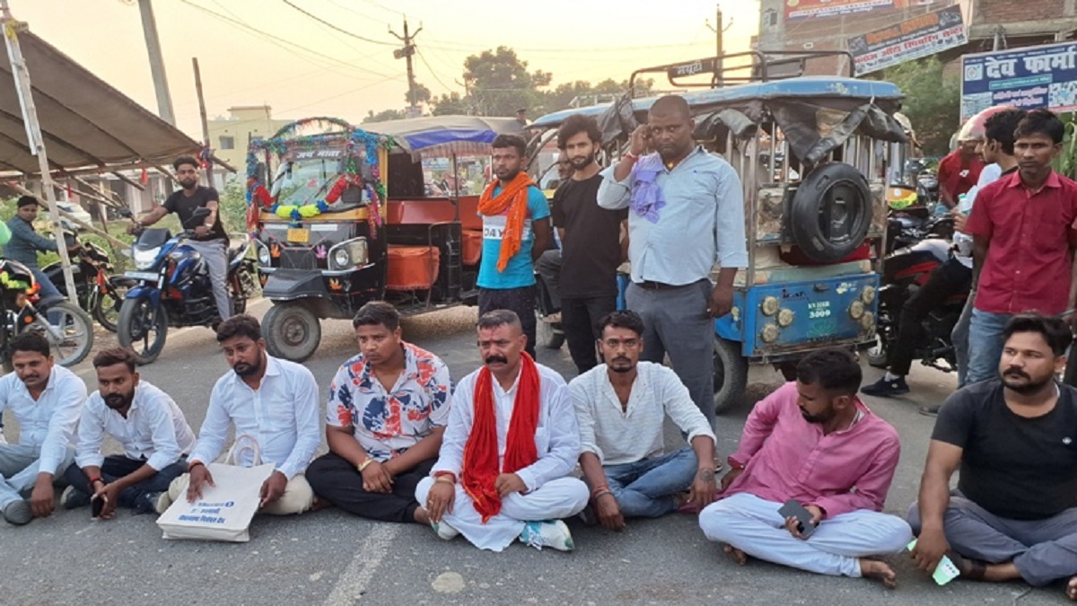 bihar assembly election independent candidate blocks traffic after nomination rejection