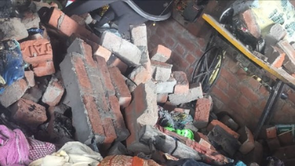 gas cylinder explosion in hardoi mother and daughters injured house collapsed