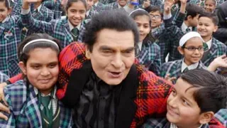 मेरठ में आयोजित कार्यक्रम में बच्चों के साथ अभिनेता असरानी का फाइल फोटो