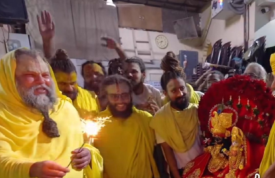 sant premanand celebrates diwali with shriji in vrindavan