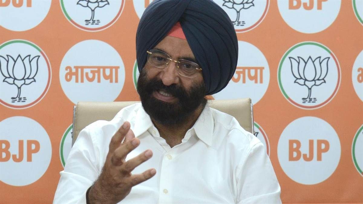 delhi air pollution aap and bjp clash over rising pollution levels