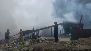 मंडी शहर की डंपिंग साइट में भड़की आग से लाखों रुपये की मशीनरी भी जल गई। जागरण