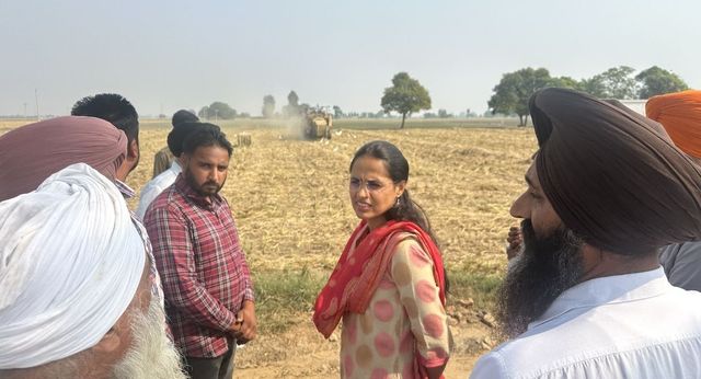 पटियाला में DC ने खेतों से दिखाया पर्यावरण बचाने का रास्ता, किसानों को पराली प्रबंधन को लेकर किया जागरुक
