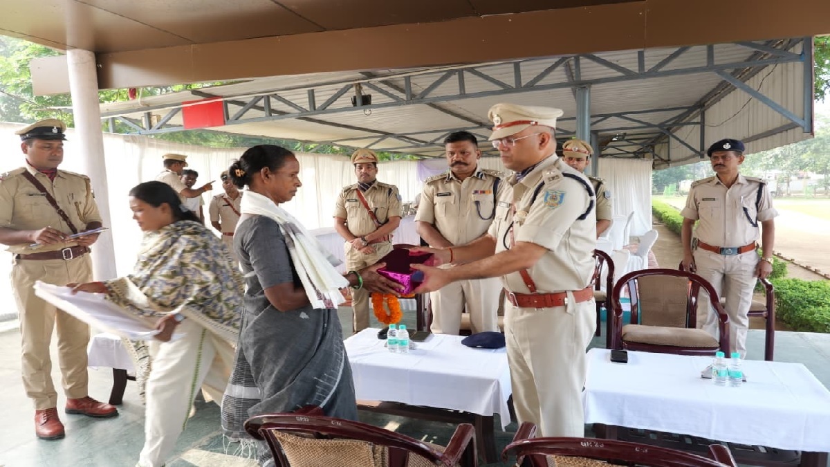 police commemoration day observed in chaibasa honoring martyr families