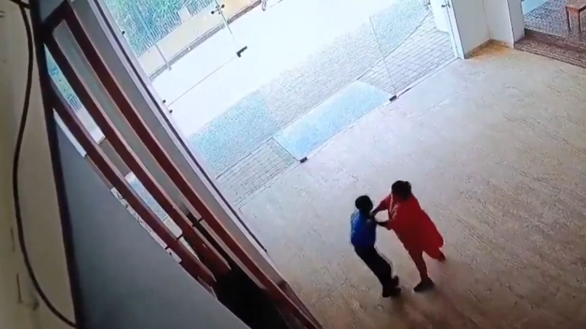 greater noida woman assaults security guard police investigate