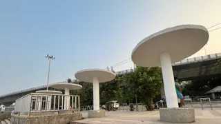 गंगा तट पर बना पक्का घाट। सौ-बुडको