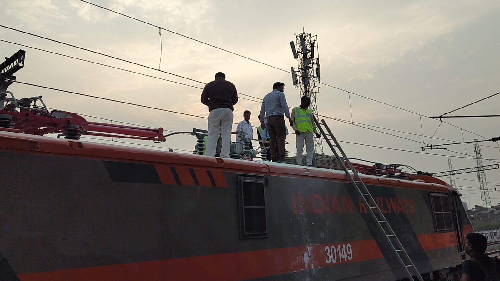 amrit bharat express engine trouble special delayed near kanpur