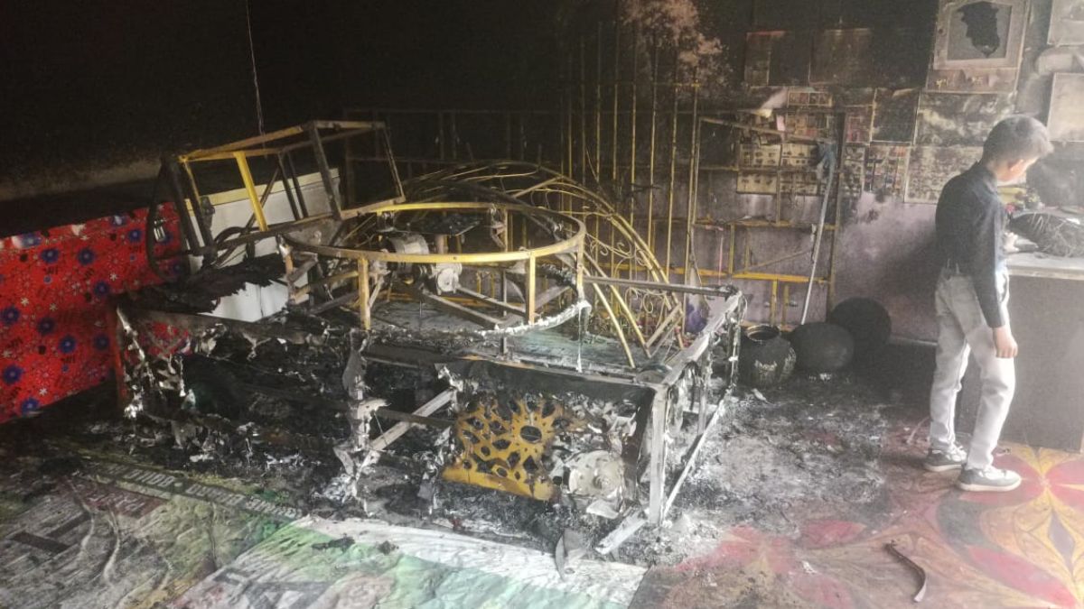 fire breaks out in general store s warehouse causing loss of lakhs on diwali