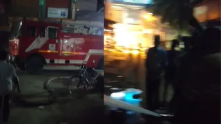 फोटो फ्रेमिंग की दुकान में लगी आग बुझाती दमकल। वीडियो से ली तस्वीर।