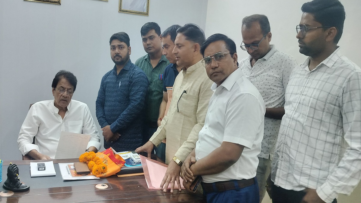 meeurt news teachers met mp arun govil demanding inter district transfer