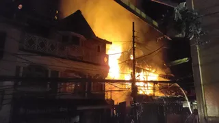 नैनीताल के ओल्ड लंदन हाउस में भीषण आग, लाखों की क्षति।