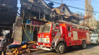 शहर के मोहनको चौराहे पर घटित भीषण अग्निकांड की तस्वीर।