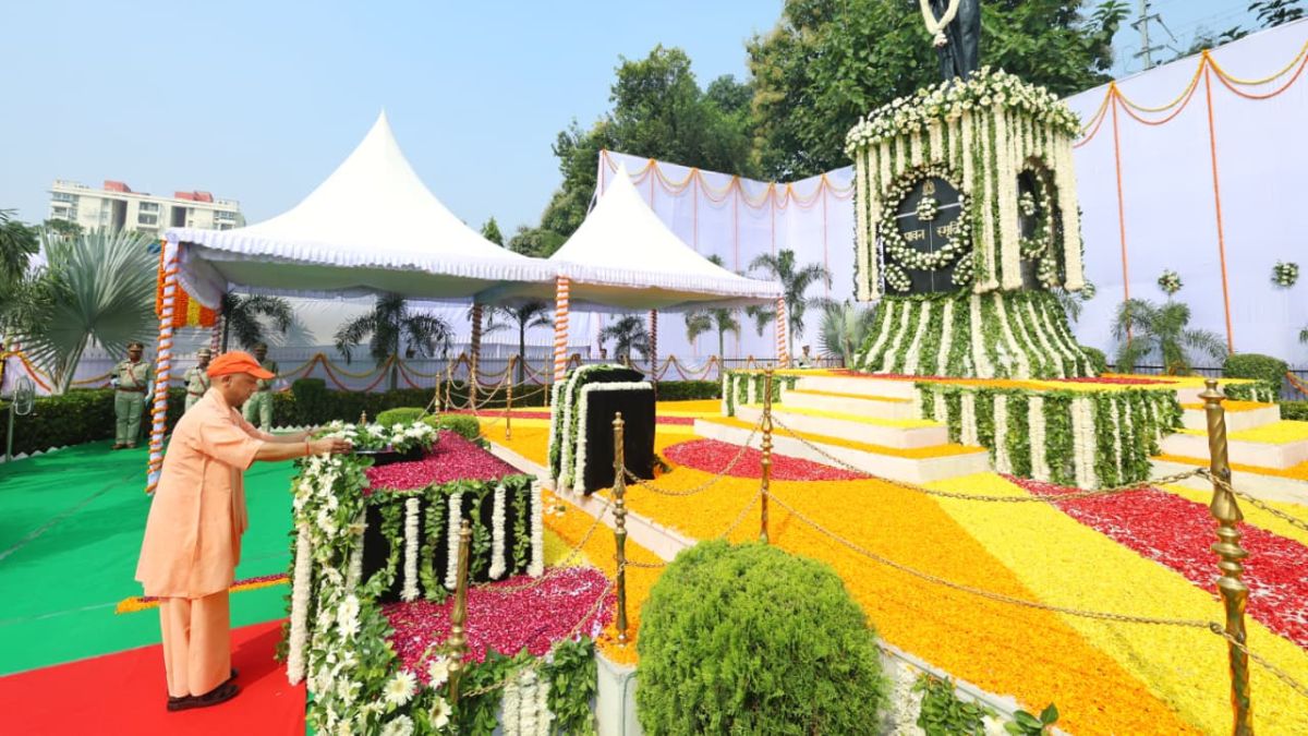the chief minister yogi meets and honored the families of the martyred policemen