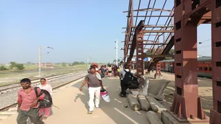 अवध एक्सप्रेस से बाहर निकल बगहा स्टेशन से बाहर जाते लोग। जागरण