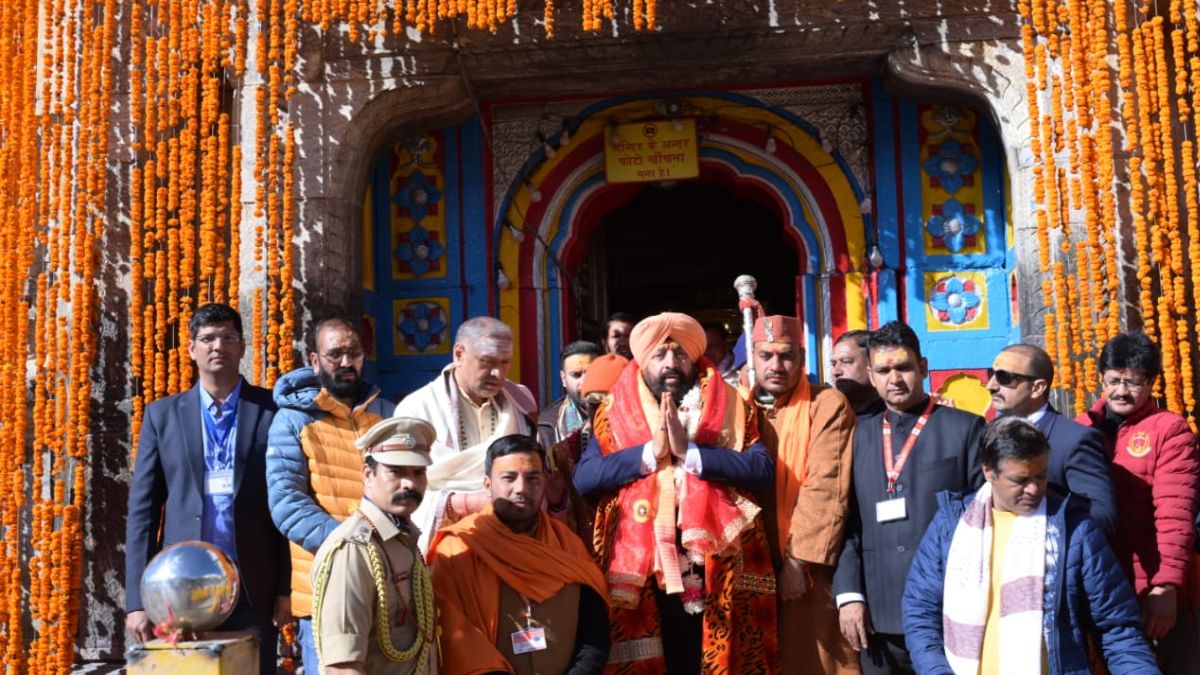 governor gurmeet singh baba performed special puja and prayed for world welfare