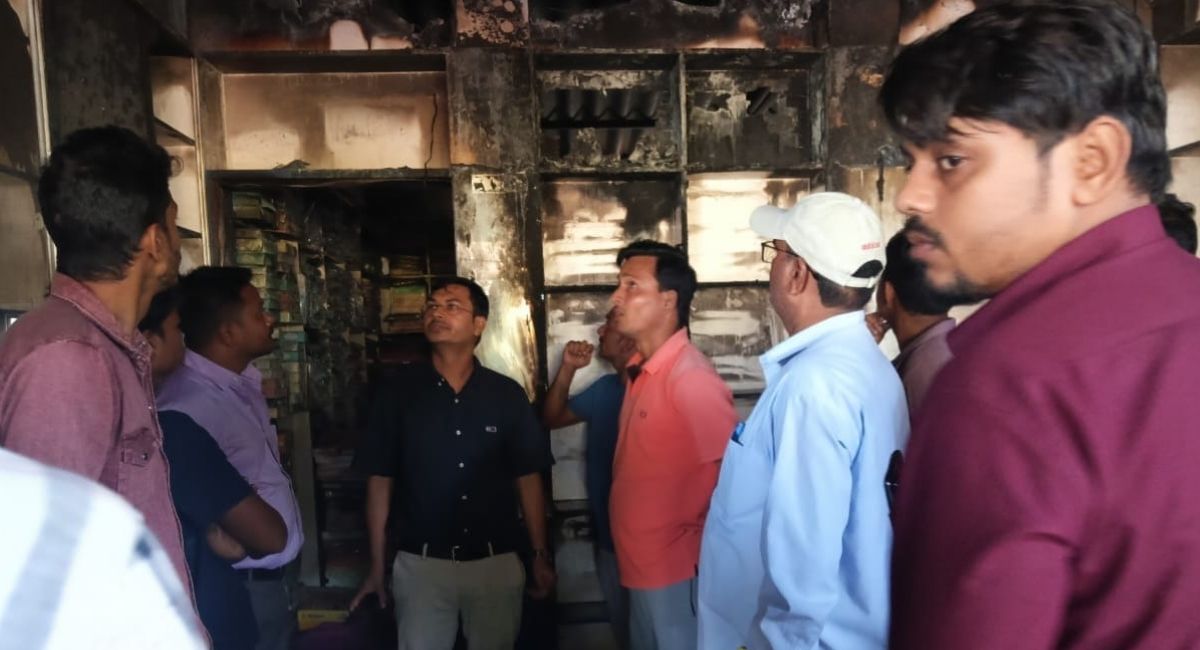 siddharthnagar news fire in readymade garment shop due to short circuit loss of 2 million
