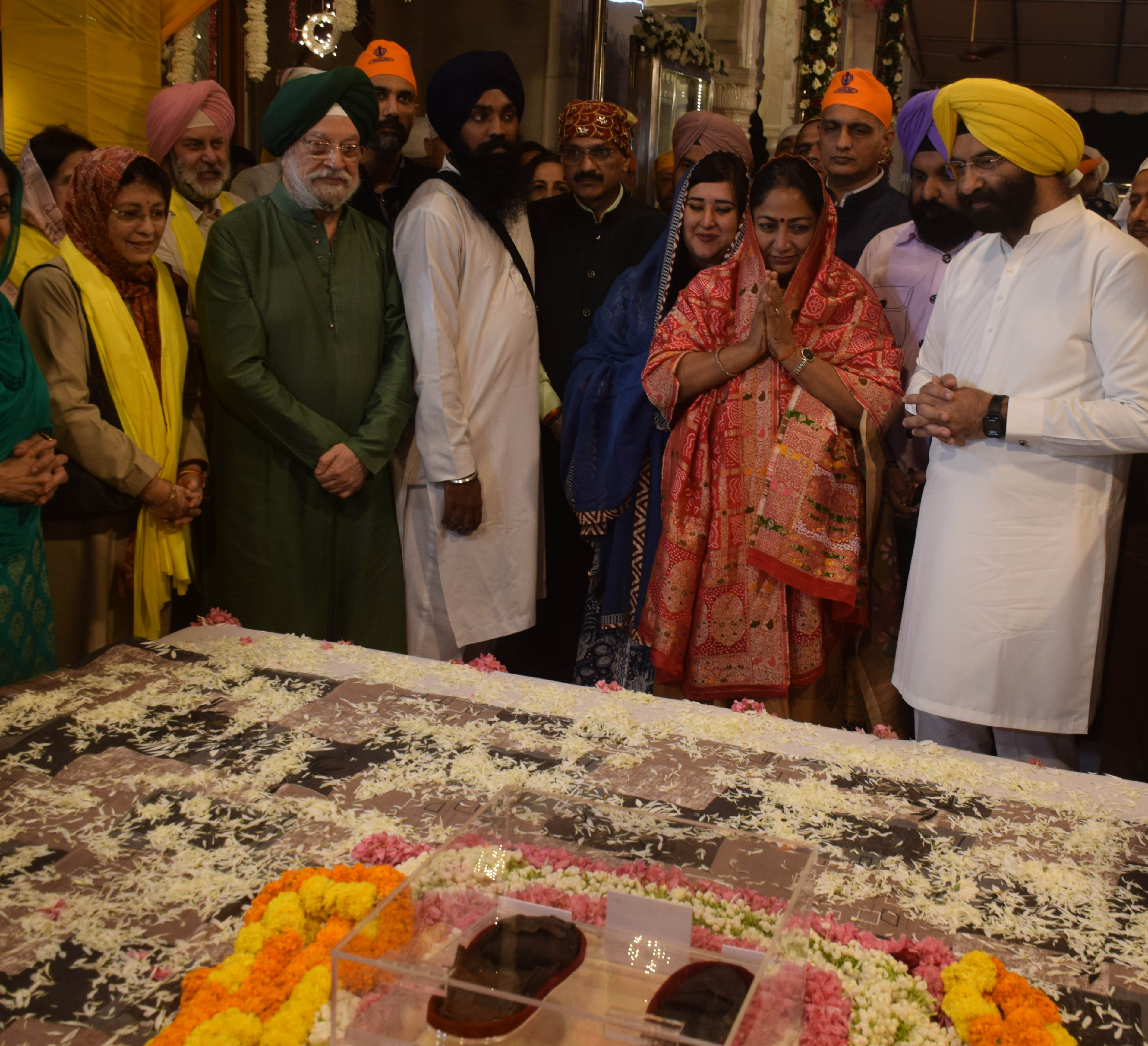 guru dwara moti bagh devotees throng for charan suhawa darshan