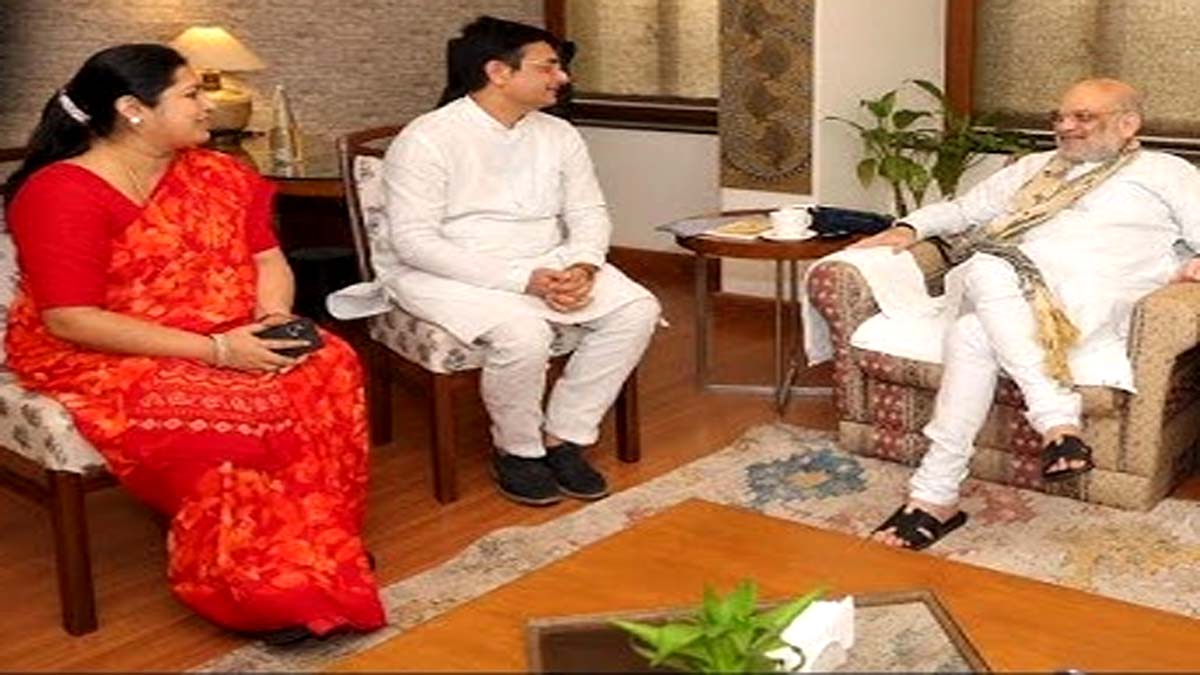 amit shah pressuring preety shekhar bjp rebel to withdraw nomination decision from bhagalpur in bihar assembly election 2025 questions raised on their picture