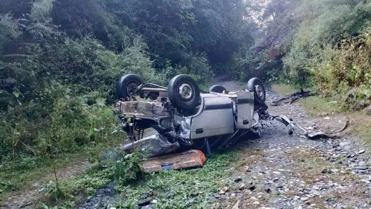 Kullu News: सैंज में सड़क से 150 फीट गहरी खाई में जा गिरी कार, दो युवकों की मौके पर मौत