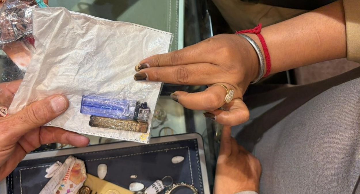 jalandhar woman steals gold earrings from jeweler caught on cctv