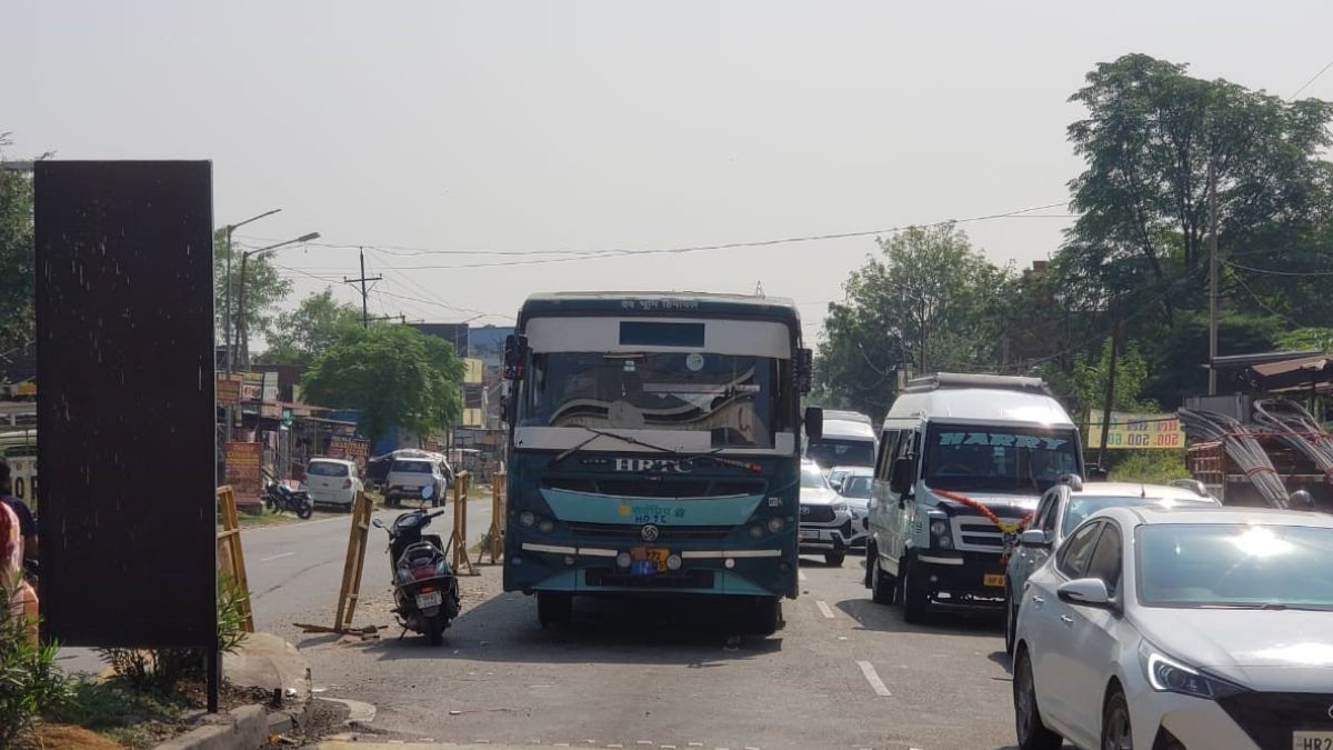 hrtc bus breakdown causes major traffic jam at himachal entry point