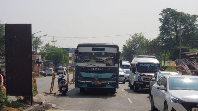 दिल्ली से धर्मशाला जा रही HRTC की लग्जरी बस ने हिमाचल के एंट्री प्वाइंट पर तोड़ दिया दम, लग गया लंबा जाम