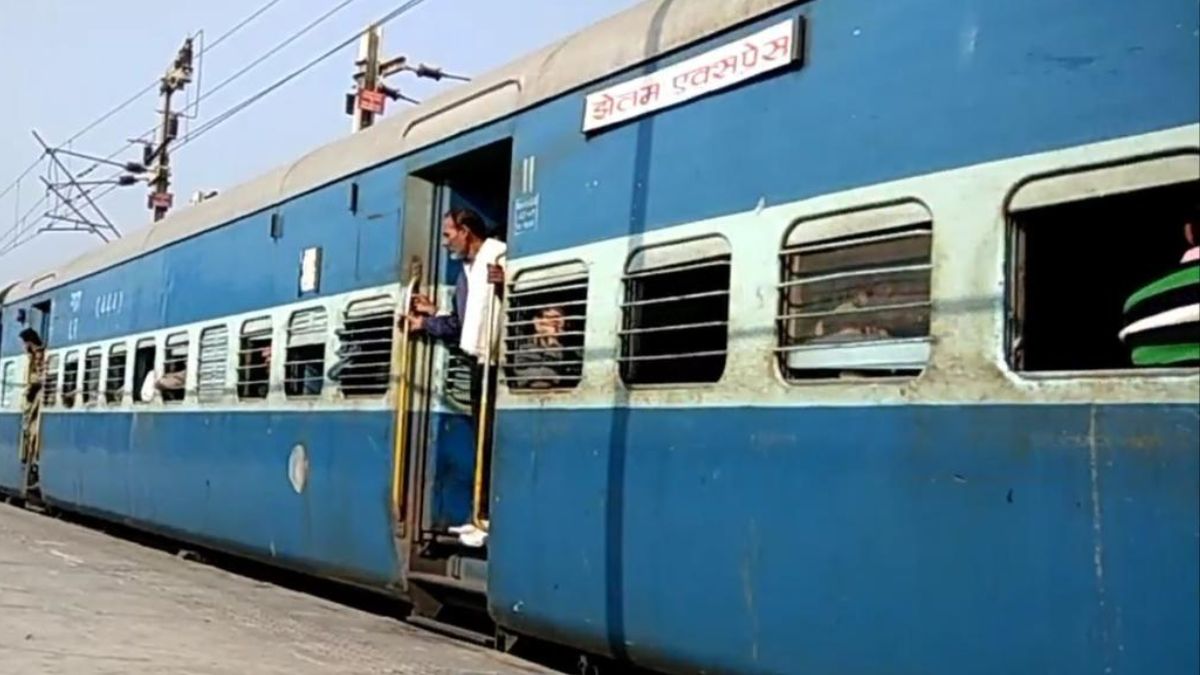 fake tte busted on jhelum express extorting passengers