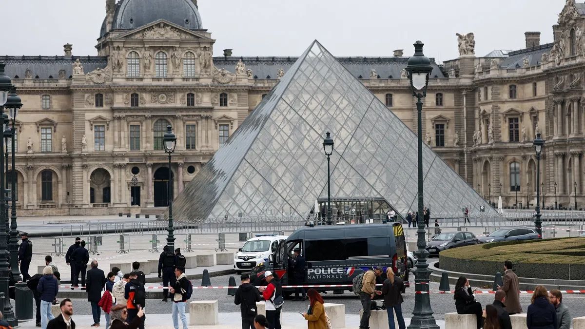 louvre museum reopens after heist 102 million in jewels stolen