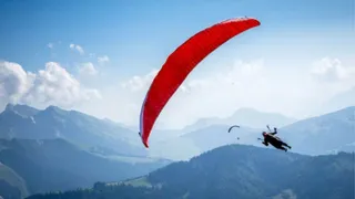 हिमाचल प्रदेश में चार दिन में तीन पैराग्लाइडिंग हादसे हो गए हैं। प्रतीकात्मक फोटो