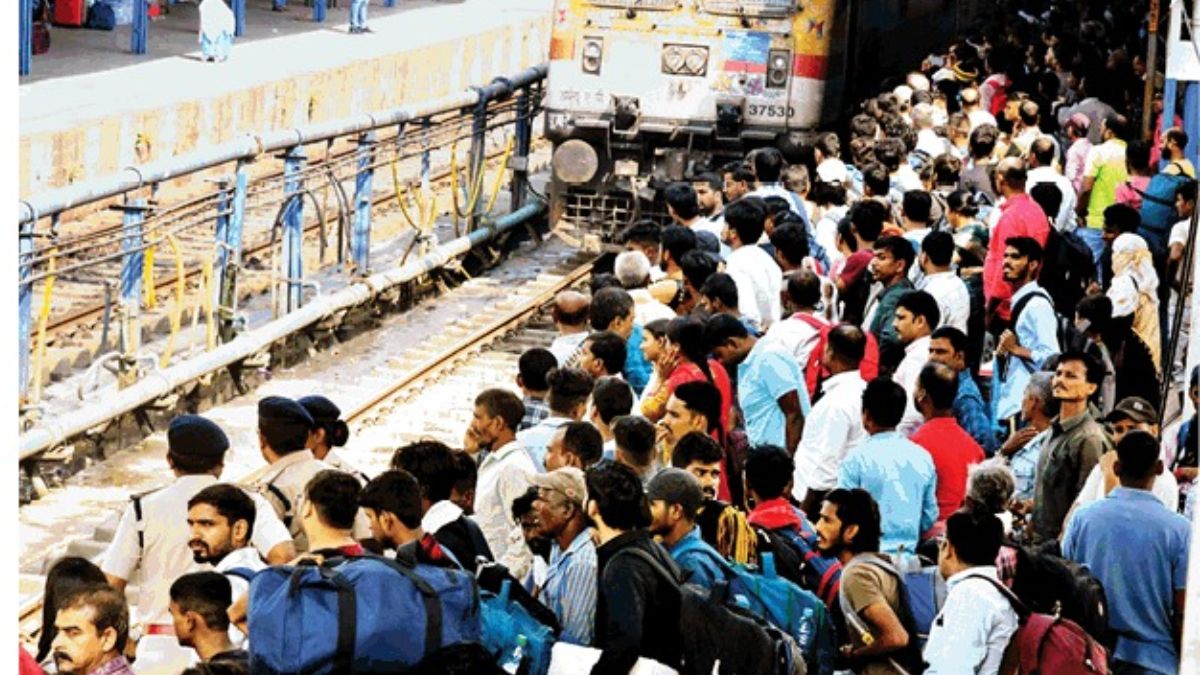 chhath puja rush heavy crowds at patna junction trains overcrowded
