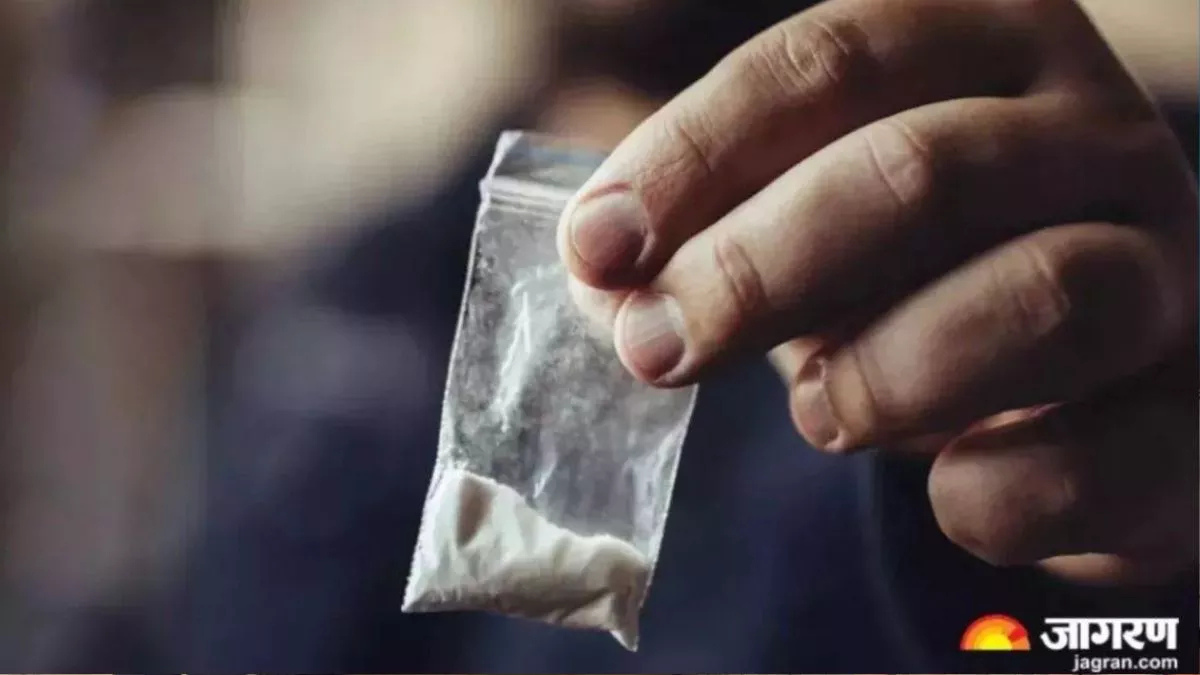 delhi police arrests two heroin smugglers antidrug operation ongoing