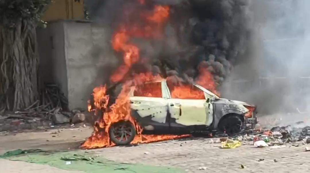 car fire in sonari jamshedpur explosions cause panic